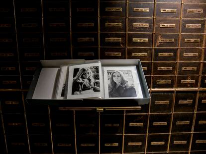 Álbum de fotografías de la escritora Carmen Martín Gaite sobre las antiguas casillas del Banco de España de Salamanca.