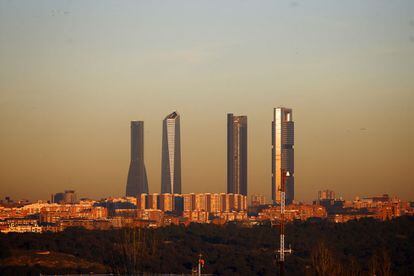 Vista de las Cuatro Torres desde la autov&iacute;a M-40. 