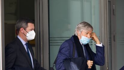 A la derecha, el empresario argentino Alejandro Roemmers, a su salida este miércoles de la Audiencia Nacional.
