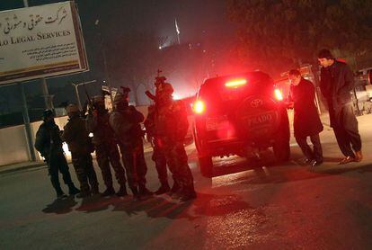La agencia afgana Pajhwok ha informado de al menos dos muertos mientras que la ONG italiana Emergency ha indicado que su hospital, situado a 700 metros de la embajada, ha recibido a siete pacientes afganos. En la imagen, miembros de las fuerzas de seguridad de Afganistán en el lugar del atentado.