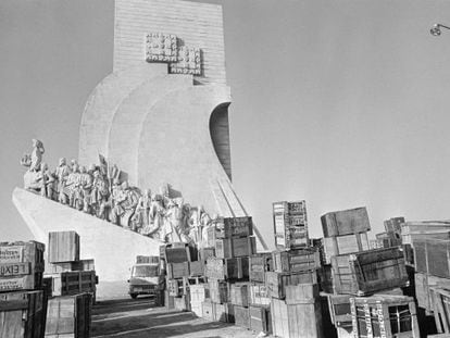 Enseres de refugiados portugueses procedentes de Angola y Mozambique, en la plaza de Belem de Lisboa, en noviembre de 1975.