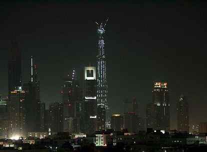 Perfil urbano de Dubai (Emiratos Árabes Unidos). En el centro, la torre Burj Dubai en construcción. Con 141 pisos y 512,1 metros, se convirtió el pasado 21 de julio en el edificio más alto del mundo.