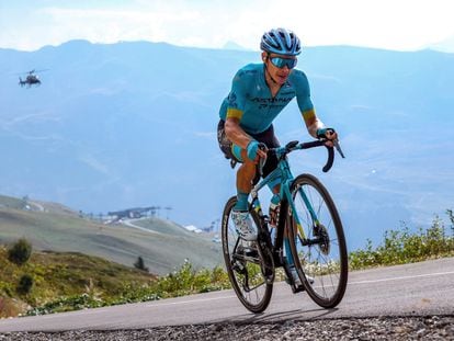 Miguel Ángel 'Superman' López, en la etapa del Tour de 2020 en el col de la Loze, que ganó.