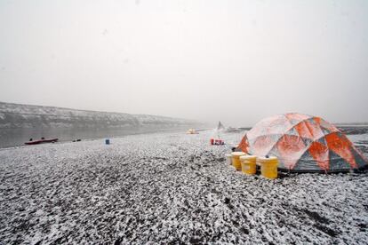 Orilla del río Colville, en Alaska, donde se puede encontrar nieve en invierno.