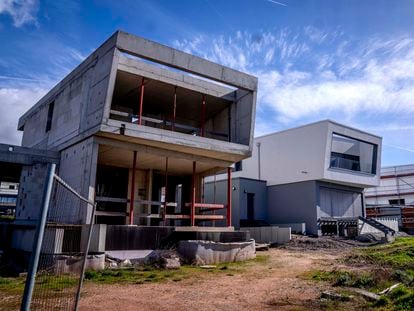 Viviendas unifamiliares en construcción en Fráncfort (Alemania), el 28 de marzo.