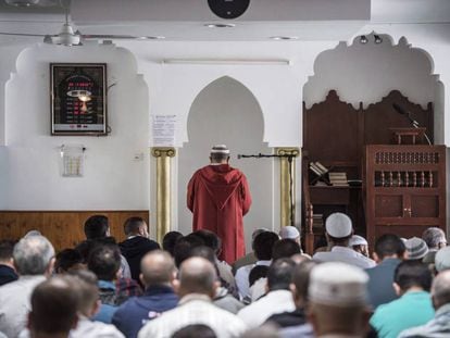 Varios musulmanes rezan en memoria del sacerdote Jacques Hamel durante el rezo en una mezquita en Francia.