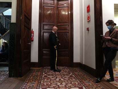 La entrada a la sala Mariana Pineda, durante la comparecencia de la directora del CNI, Paz Esteban, en la Comisión de Secretos Oficiales del Congreso de los Diputados.