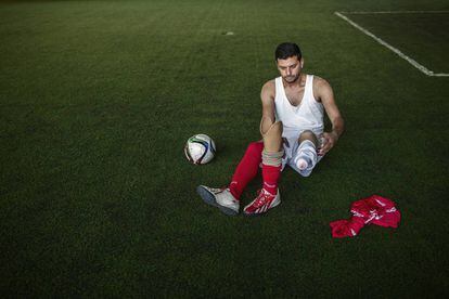 Ibrahim Naame, de 44 años, prepara su prótesis para jugar al fútbol como parte de la rehabilitación.
