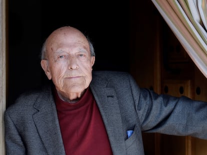 El escritor José Jiménez Lozano, en su casa de Alcazarén (Valladolid) en noviembre de 2017.