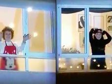 Unos vecinos de Torrevieja recrean la apertura de ‘Aquí No Hay Quien Viva’ desde sus balcones