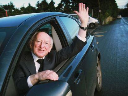 El candidato laborista, Michael D. Higgins, tras depositar su voto.