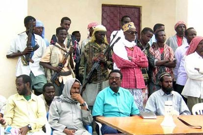 Milicianos somalíes de la Unión de Tribunales Islámicos  protegen al nuevo tribunal creado en  la ciudad de Balad.