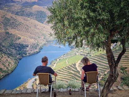 Vistas del río Duero a su paso por Portugal, desde la terraza del Museo do Côa, en Vila Nova de Foz Côa.