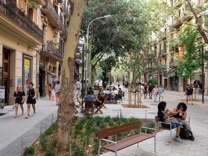 La zona peatonal de la calle Consell de Cent, en Barcelona, en una imagen de junio.