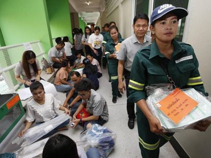 Un equipo prepara las papeletas para las elecciones generales de Tailandia de este domingo. 