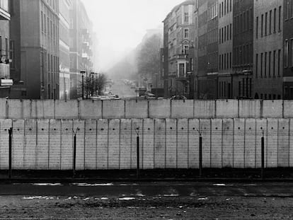 Vista desde el lado occidental del Muro de Berlín, con la alambrada, a finales de noviembre de 1989, poco después de su caída.