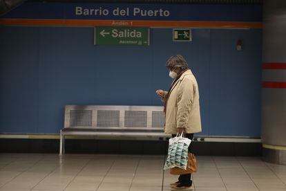 Una mujer camina por la parada de metro Barrio del Puerto, en Coslada (Madrid).