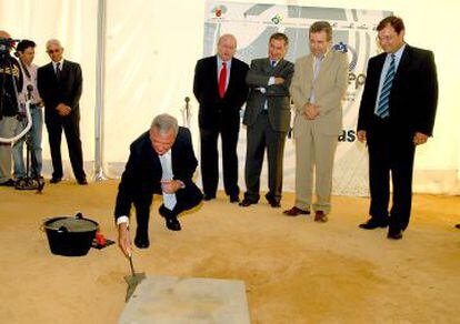 El expresidente de la Región de Murcia Ramón Luis Valcárcel (PP) pone la primera piedra de la desalinizadora de Escombreras en julio de 2006.