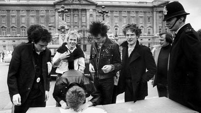Los miembros de los Sex Pistols firmaban su contrato con la discográfica A&M Records a las puertas del palacio de Buckingham Palace, en 1977.