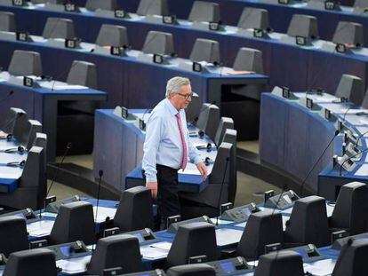 El presidente de la Comisión, Jean-Claude Juncker paseando por el hemiciclo
