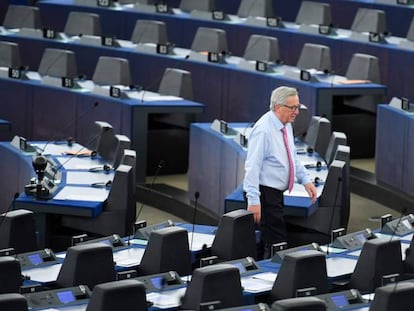 El presidente de la Comisi&oacute;n, Jean-Claude Juncker paseando por el hemiciclo