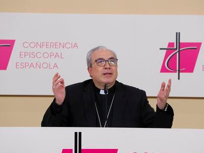El secretario general de la Conferencia Episcopal Española, César García Magán, durante una rueda de prensa este noviembre en Madrid.