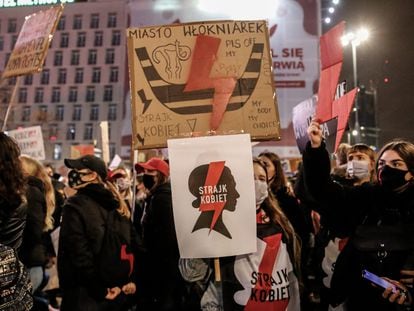 Manifestación en Varsovia contra la decisión del Tribunal Constitucional de Polonia que endureció el acceso al aborto, el 30 de octubre de 2020.