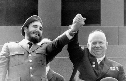 Los mandatarios soviético y cubano, Nikita Khruschev (d) y Fidel Castro sonríen mientras levantan sus brazos cogidos de la mano.