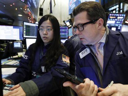 Operadores en el parqué de Wall Street