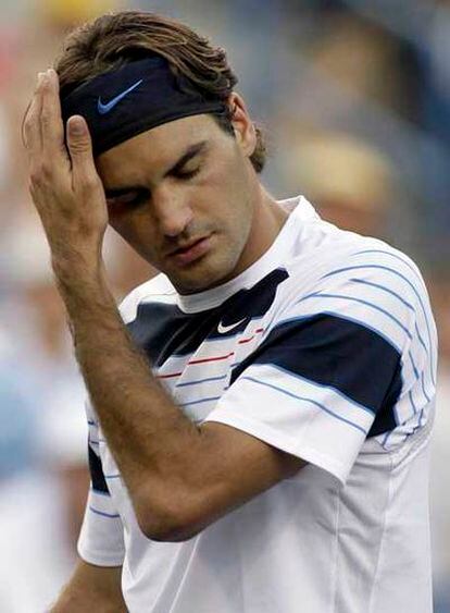 Federer se lamenta tras perder un punto en el partido frente a Guillermo Cañas.