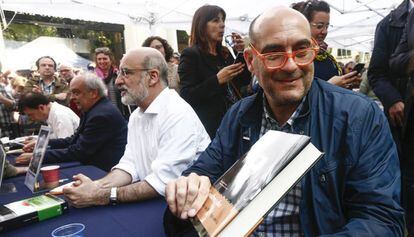 Vila Matas, Aramburu y Bosch coincidieron firmando ayer.