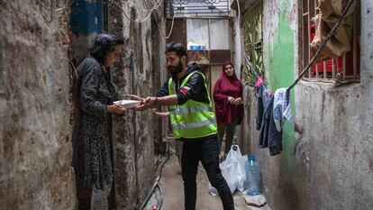 Voluntarios de la ONG libanesa Los Guardianes de la Ciudad distribuyen comida caliente a 200 familias desfavorecidas de Trípoli a la hora del iftar, ruptura del ayuno musulmán.