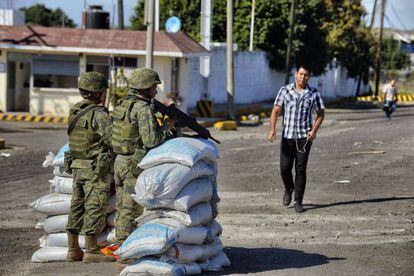 Soldados mexicanos establecen un punto de revisión en Apatzingán, Michoacán, este lunes.