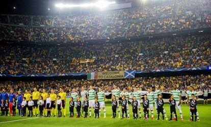 Miles de esteladas en el Camp Nou con los equipos formados en el centro del campo.