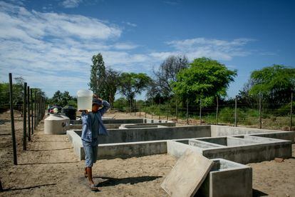 Planta potabilizadora de agua en Piura, Perú, gestionada por la comunidad.