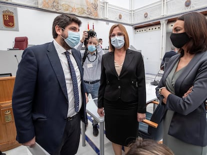 El presidente de la Comunidad de Murcia, Fernando López Miras, junto a Isabel Franco y Valle Miguélez, expulsadas de Ciudadanos tras incumplir su firma en la moción de censura.