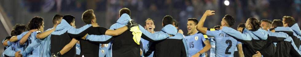 La selección uruguaya celebra su clasificación.