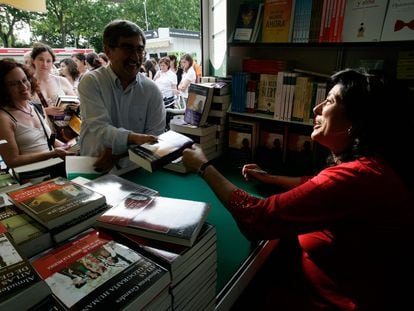 Almudena Grandes firmando ejemplares de sus libros en la Feria del Libro de Madrid en 2009.