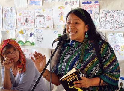 Rosa Chávez (derecha) recita sus poemas junto a la poeta sueca Agneta Falk en una escuela de Medellín.