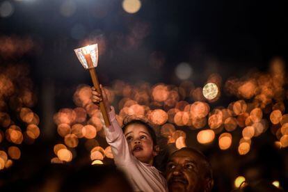 Una niña sostiene una vela durante la procesión de velas en el santuario de Fátima en Fátima (Portugal), el 12 de mayo de 2019. Miles de peregrinos se reunieron en el Santuario de Fátima para celebrar el aniversario del milagro de Fátima cuando tres niños pastores afirmaron haber visto a la Virgen María en mayo de 1917.