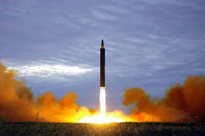 Un misil norcoreano Hwasong-12, lanzado supuestamente en agosto.