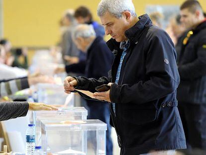 Un vecino votando en un colegio electoral de Girona  