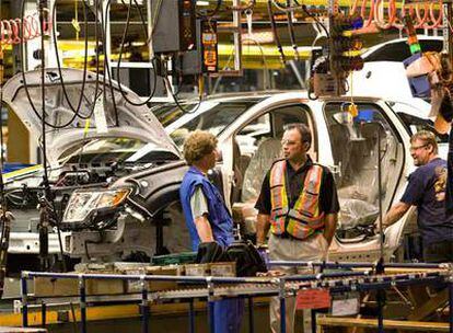Dos trabajadores se toman un descanso en la fábrica de Ford en Oakvbille (Ontario).