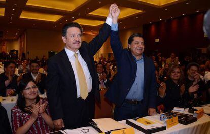 Carlos Navarrete y H&eacute;ctor Bautista, presidente y secretario del PRD