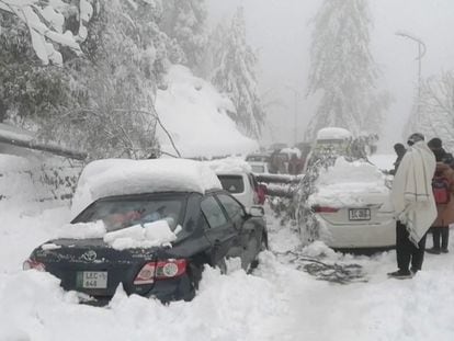 Varios coches atrapados por la nieve, este sábado cerca de Murree (Pakistán).