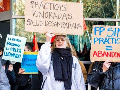 Manifestación frente a la Asamblea de Madrid de estudiantes de FP, este jueves.
