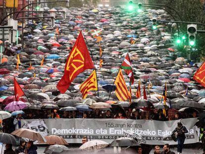  Vista general de la manifestaci&oacute;n convocada por EH Bildu, los sindicatos nacionalistas y Gure Esku Dago contra la aplicaci&oacute;n del art&iacute;culo 155 en Catalu&ntilde;a.
