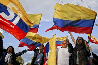 Colombianos celebran el acuerdo de paz con las FARC.