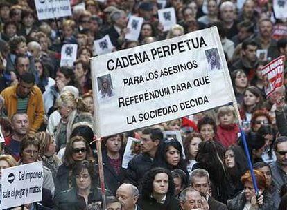 Una protesta en Madrid el sábado pidió cadena perpetua por el crimen de Marta del Castillo. El padre solicitó lo mismo ayer a Zapatero.
 cristóbal manuel