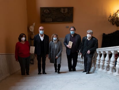 Desde la izquierda, Mila Díaz, Antonio Muñoz, Isabel Ojeda, David González y Juan Bonilla, este viernes en el Ayuntamiento de Sevilla antes de la presentación de 'Cuentos de libro'.